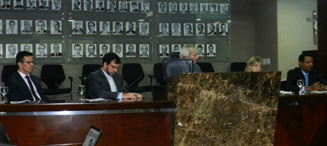 A mesa de abertura do II Encontro Capixaba dos Ministérios Públicos: Luciano Vieira (procurador do MPC-ES); André Carlos de Amorim Pimentel Filho (procurador-chefe do MPF no Espírito Santo); José Adalberto Dazzi (procurador de Justiça do MPES); Ana Lúcia Coelho de Lima (procuradora-chefe do MPT no Espírito Santo); Júlio César de Castilhos Oliveira Costa (procurador-chefe substituto do MPF no Espírito Santo)