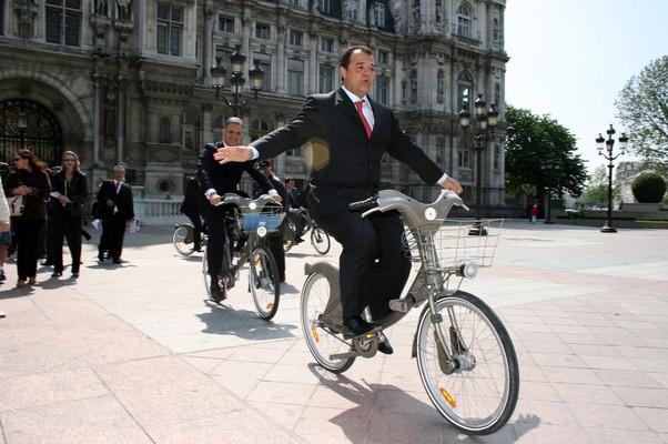 Sérgio Cabral, ex-governador do Rio de Janeiro, pedala em frente à prefeitura de Paris em 2008. Um relatório do Tribunal de Contas do Estado revela que, em 2014, ele pode ter pedalado também no sentido metafórico