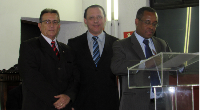 O procurador-geral do MPC, Luis Henrique Anastácio da Silva, assinou deliberação com o presidente do TCE-ES, Domingos Taufner. O desembargador Carlos Simões representou o TJES no evento