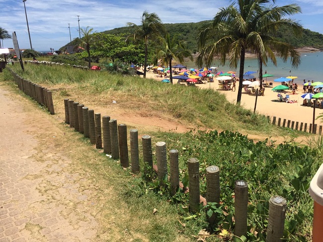 Trecho da Praia da Bacutia, em Guarapari, onde restinga e cerca foram destruídas
