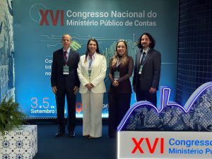 (Da esquerda para a direita) O Procurador de Contas Heron Carlos Gomes, ao lado dos servidores Bruna Maria Ogioni, Giovana Gobbi e Ramon Linhalis participam do XVI Congresso Nacional do Ministério Público de Contas, em Belo Horizonte (MG)