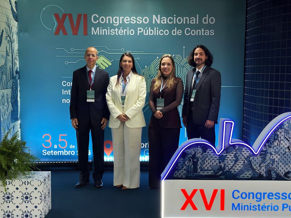 (Da esquerda para a direita) O Procurador de Contas Heron Carlos Gomes, ao lado dos servidores Bruna Maria Ogioni, Giovana Gobbi e Ramon Linhalis participam do XVI Congresso Nacional do Ministério Público de Contas, em Belo Horizonte (MG)